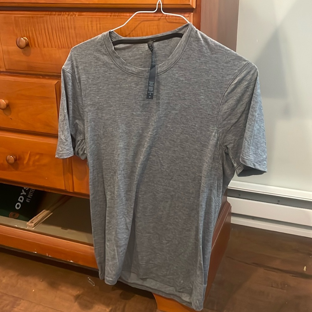 Lululemon like new men’s activewear shirt